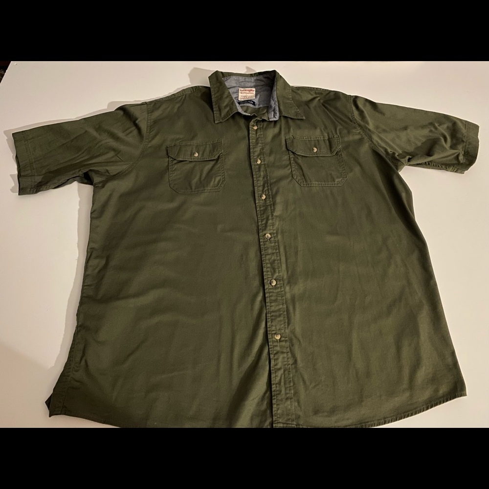 Men’s short sleeve Wrangler shirts. Lot of 2